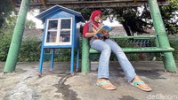 Begini bentuk perpustakaan mini yang berada di Halte Bus Bulungan Blok M, Jakarta Selatan, Senin (18/10/2021).