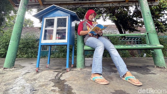 Cakep! Halte Bus Bulungan Dilengkapi Perpustakaan Mini Halte Bus Bulungan Blok M, Jakarta Selatan, kini dilengkapi dengan perpustakaan mini. Perpustakaan ini untuk menemani warga ketika menunggu bus.