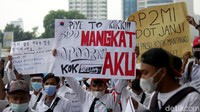 Dalam aksi unjuk rasa tersebut para calon migran tampak membawa poster berisi aspirasi mereka.  