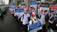 Diketahui, saat ini mereka sudah menunggu hampir dua tahun namun masih belum ditempatkan ke Korea Selatan dan Taiwan dengan alasan pandemi COVID-19.