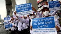 Tampak sejumlah calon pekerja migran Indonesia membawa berbagai poster saat ikut serta dalam aksi unjuk rasa di kawasan kantor Kementerian Tenaga Kerja di Jalan Gatot Subroto, Jakarta, Senin (18/10/2021).