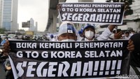 Sejumlah calon pekerja migran Indonesia melakukan aksi longmarch menuju kantor Kementerian Tenaga Kerja di Jalan Gatot Subroto, Jakarta, Senin (18/10/2021).