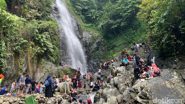 Saat akhir pekan, hari Sabtu misalnya, pengunjung bisa sampai 300 orang dan Minggu sampai 700 orang. Kalau hari biasa kurang lebih 50 orang. Curug Cigentis ini buka setiap hari. (Yuda Febrian Silitonga/detikTravel) Saat akhir pekan, hari Sabtu misalnya, pengunjung bisa sampai 300 orang dan Minggu sampai 700 orang. Kalau hari biasa kurang lebih 50 orang. Curug Cigentis ini buka setiap hari. (Yuda Febrian Silitonga/detikTravel)