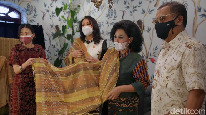 Dekranas Gelar Pameran Online untuk Bantu Pelaku UMKM Dewan Kerajinan Nasional (Dekranas) gelar pameran online yang menampilkan produk UMKM dari berbagai daerah. Hal ini untuk membantu UMKM yang terdampak pandemi.