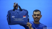 Selain uang, Gerald juga membeberkan bukti-bukti kehadirannya dalam KLB Demokrat di Deli Serdang yaitu id card, tas, hingga jaket berlogo Demokrat.