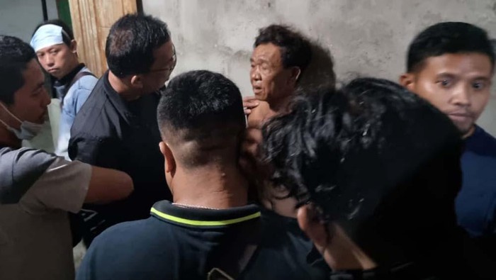 Detik-detik Suami Pembunuh Istri Ditangkap di Sumsel Polisi menangkap Samsu (68) pelaku pembunuhan terhadap istrinya W (63) di Kota Prabumulih, Sumatera Selatan. Ini detik-detik pelaku ditangkap.