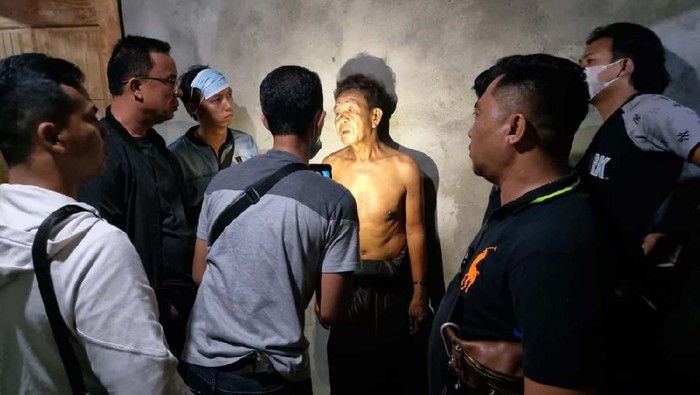Detik-detik Suami Pembunuh Istri Ditangkap di Sumsel Polisi menangkap Samsu (68) pelaku pembunuhan terhadap istrinya W (63) di Kota Prabumulih, Sumatera Selatan. Ini detik-detik pelaku ditangkap.