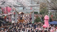 Namanya, Kanamara Masuri. Festival itu populer di kalangan wisatawan dengan sebutan Festival Penis. Setiap tahun, tepatnya pada bulan April, festival ini diadakan di Kanayama Shrine, yang terletak di halaman Kuil Wakamiya Hachimangu di Kawasaki. (dok Kanayama Shrine)