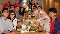 Kedekatan Ridho dengan keluarga juga bukan hanya dengan Rizki DA kembarannya. Makan malam bersama anggota keluarga besar yang lengkap senang dilakukan oleh Ridho. Foto: Instagram/da2_ridho