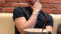 Aktivitasnya pada komunitas motor diakui sebagai hobi yang dijalaninya selain kehidupan menjadi penyanyi dangdut. Jalan-jalan dan hangout ke kafe menjadi kegiatan Ridho di waktu luang. Foto: Instagram/da2_ridho