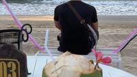 Saat tak ada pekerjaan, Ridho juga kerap berlibur ke pantai. Ditemani sebuah kelapa yang segar, Ridho terlihat begitu santai dan menikmati waktu istirahatnya. Foto: Instagram/da2_ridho