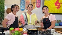Pada salah satu unggahan Instagramnya, Ridho juga membagikan dirinya yang tengah belajar memasak. Belajar masak untuk calon istri, tulis Ridho yang saat itu belum menikah dengan Syifa. Foto: Instagram/da2_ridho