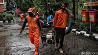Perlengkapan untuk menanganan banjir juga dikerahkan berupa perahu karet, pompa penyedot air dan alat lainnya.