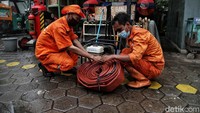 Pemprov DKI Jakarta sendiri telah berkolaborasi dengan lembaga usaha, organisasi pegiat kebencanaan dan unsur Forkopimda DKI Jakarta untuk mengantisipasi dampak musim hujan.