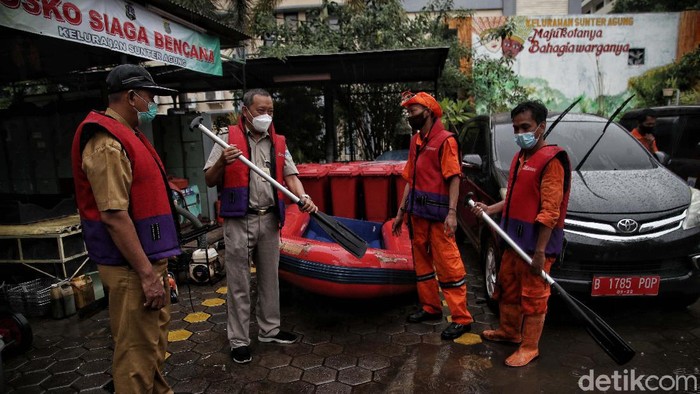 Musim penghujan mulai datang, Kelurahan Sunter Agung, Jakarta, pun bersiap menghadapi banjir. Mereka menggelar simulasi antisipasi banjir.