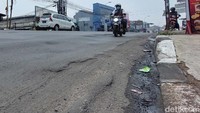 Kontur jalan yang bergelombang ini cukup membahayakan para pengendara, pasalnya aspal jalan yang memuai tersebut menggunduk di tengah-tengah jalan.