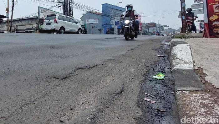 Bagi Anda yang kerap melintas di Jalan Raya Cileunyi-Cibiru, Bandung, agar berhati-hati. Pasalnya beberapa titik di jalan nasional itu memiliki kontur bergelombang.