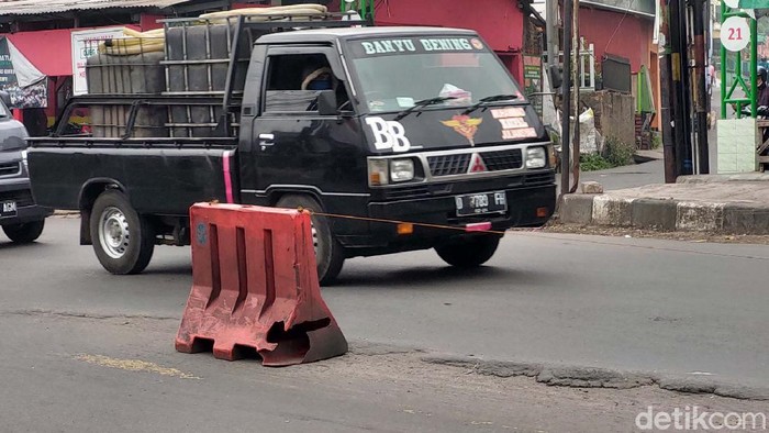 Bagi Anda yang kerap melintas di Jalan Raya Cileunyi-Cibiru, Bandung, agar berhati-hati. Pasalnya beberapa titik di jalan nasional itu memiliki kontur bergelombang.