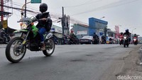 Pantauan detikcom, Senin (18/3/2021) kontur jalan bergelombang ini bisa dirasakan saat kendaraan selesai melintasi Pasar Sehat Cileunyi arah Cibiru.