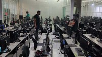 Terdapat ratusan komputer di kantor ini.