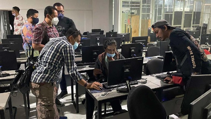 Polda Jawa Tengah (Jateng) mengungkap praktik pinjaman online (Pinjol) ilegal. Kantor pinjol ilegal itu berlokasi di Yogyakarta dan saat ini telah disegel polisi.