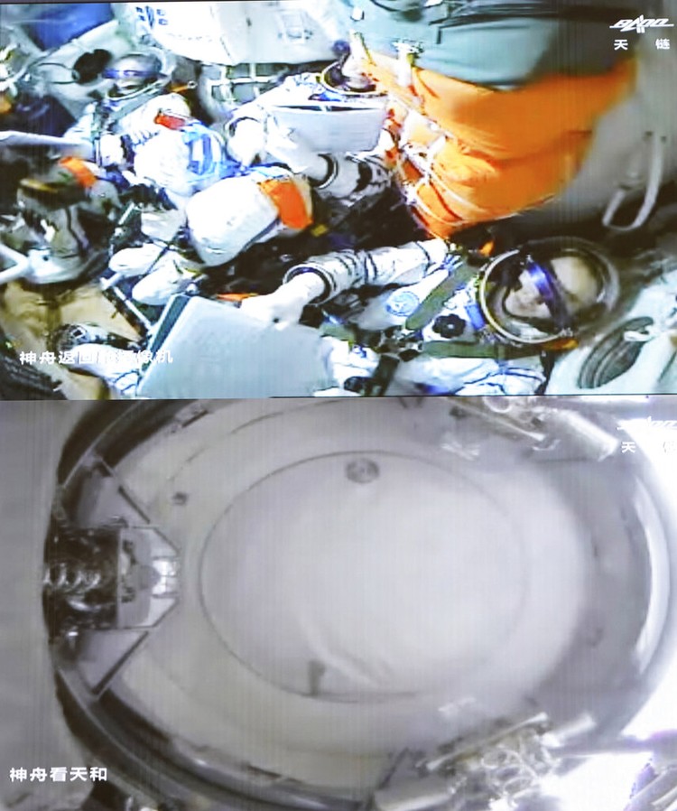 Intip Aktivitas 3 Astronot China Usai Tiba di Stasiun Luar Angkasa China kembali mengirim 3 astronotnya ke luar angkasa. Ketiga astronot itu diperkirakan akan menjalani misi selama 6 bulan di stasiun luar angkasa Tiangong.