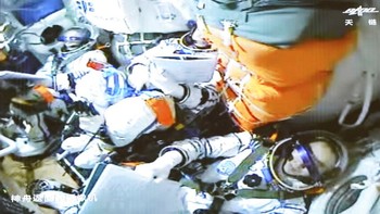 Meski terlihat lebih lega, ukuran Tiangong justru akan lebih kecil ketimbang ISS. Tiangong hanya akan memiliki tiga modul (yang kabarnya bisa ditambahkan hingga enam modul), sementara ISS memiliki 16 modul dengan berat sekitar 450 ton. Foto: AP Photo