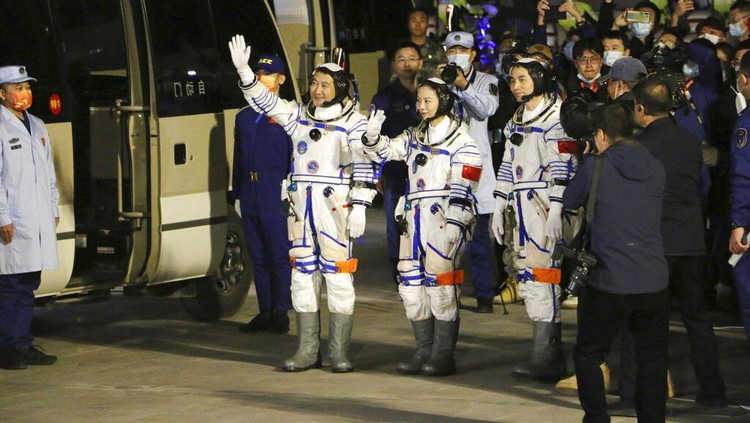 China kembali mengirim 3 astronotnya ke luar angkasa. Ketiga astronot itu diperkirakan akan menjalani misi selama 6 bulan di stasiun luar angkasa Tiangong.