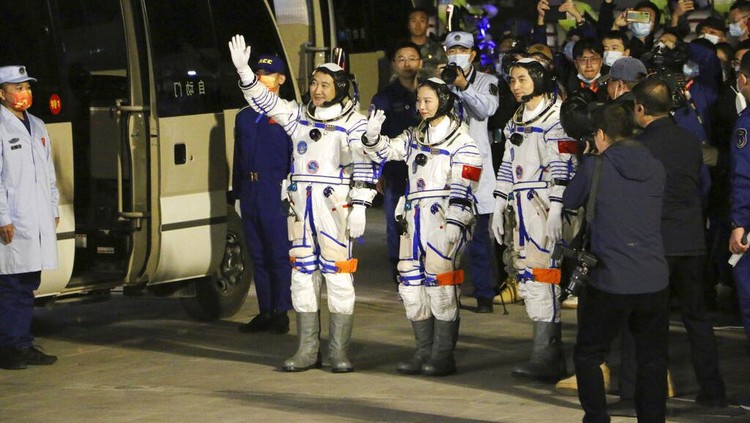 Intip Aktivitas 3 Astronot China Usai Tiba di Stasiun Luar Angkasa China kembali mengirim 3 astronotnya ke luar angkasa. Ketiga astronot itu diperkirakan akan menjalani misi selama 6 bulan di stasiun luar angkasa Tiangong.
