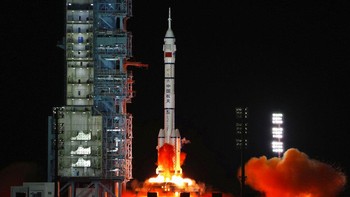 Para astronot ini dilaporkan akan tinggal selama 6 bulan di stasiun luar angkasa Tiangong. Sementara itu, Shenzhou XIII merupakan pesawat antariksa keempat yang pergi ke Tiangong. Namun jadi yang kedua untuk misi berawak. AP Photo/Li Gang.