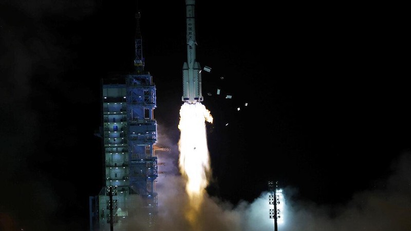 China kembali mengirim 3 astronotnya ke luar angkasa. Ketiga astronot itu diperkirakan akan menjalani misi selama 6 bulan di stasiun luar angkasa Tiangong.