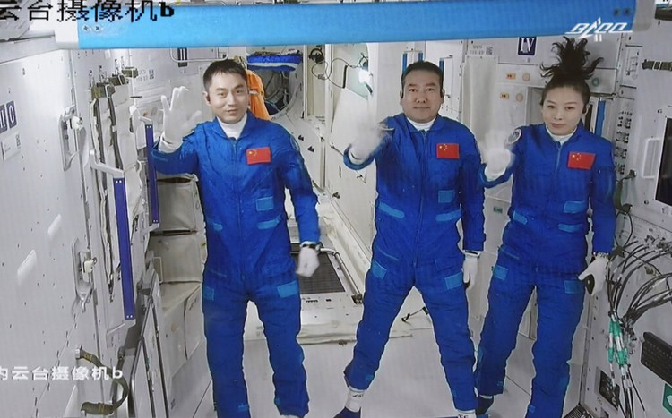 Intip Aktivitas 3 Astronot China Usai Tiba di Stasiun Luar Angkasa China kembali mengirim 3 astronotnya ke luar angkasa. Ketiga astronot itu diperkirakan akan menjalani misi selama 6 bulan di stasiun luar angkasa Tiangong.