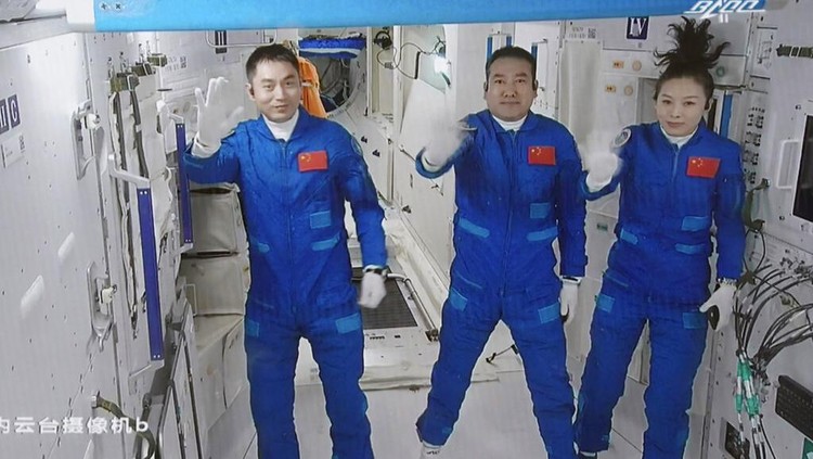 China kembali mengirim 3 astronotnya ke luar angkasa. Ketiga astronot itu diperkirakan akan menjalani misi selama 6 bulan di stasiun luar angkasa Tiangong.