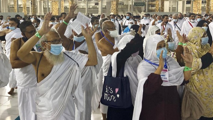 Arab Saudi melonggarkan sejumlah pembatasan COVID-19 di Masjidil Haram-Masjid Nabawi. Dua masjid itu kini boleh berkapasitas penuh bagi warga yang sudah vaksin.