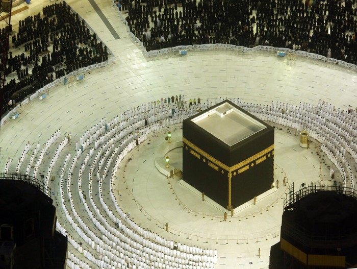 Arab Saudi melonggarkan sejumlah pembatasan COVID-19 di Masjidil Haram-Masjid Nabawi. Dua masjid itu kini boleh berkapasitas penuh bagi warga yang sudah vaksin.