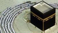 Ini adalah salah satu keputusan yang disetujui oleh Penjaga Dua Masjid Suci Raja Salman dan diumumkan oleh Kementerian Dalam Negeri pada hari Jumat sebagai bagian dari pelonggaran pembatasan COVID-19 yang diberlakukan hampir 19 bulan lalu menyusul pecahnya pandemi virus corona pada Maret 2020, Saudi Press Agency melaporkan. Sumber resmi di Kementerian Dalam Negeri menyatakan bahwa persetujuan Raja untuk keputusan baru didasarkan pada rekomendasi yang diajukan oleh otoritas kesehatan. Serta melihat dari kemajuan yang dicapai Kerajaan baik sistem kekebalan warga hingga penurunan tajam jumlah kasus virus Corona.