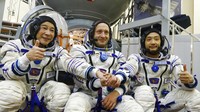 Miliarder Jepang Yusaku Maezawa bakal pergi ke antariksa pada Desember mendatang. Ia lebih dulu berlatih untuk beradaptasi dengan kondisi di luar angkasa.