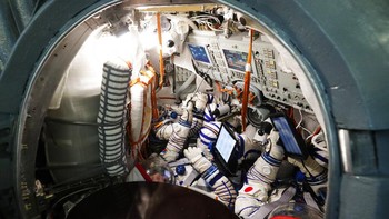 Sebelum melakukan perjalanan ke luar angkasa, miliarder asal Jepang itu lebih dahulu melakukan persiapan di Pusat Pelatihan Kosmonot Gagarin yang beada di kawasan Rusia. Shamil Zhumatov/Pool Photo via AP.