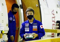 Miliarder Jepang Yusaku Maezawa bakal pergi ke antariksa pada Desember mendatang. Ia lebih dulu berlatih untuk beradaptasi dengan kondisi di luar angkasa.