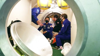 Diketahui, Maezawa akan plesiran ke luar angkasa bersama asistennya Yozo Hirano. Mereka berdua didampingi dan dipimpin oleh Kosmonot Alexander Misurkin.  