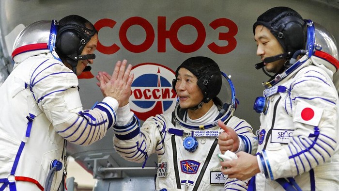 Miliarder Jepang Yusaku Maezawa bakal pergi ke antariksa pada Desember mendatang. Ia lebih dulu berlatih untuk beradaptasi dengan kondisi di luar angkasa.