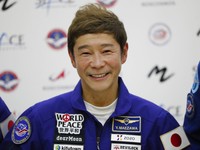Miliarder Jepang Yusaku Maezawa bakal pergi ke antariksa pada Desember mendatang. Ia lebih dulu berlatih untuk beradaptasi dengan kondisi di luar angkasa.