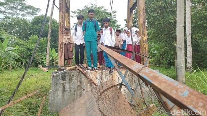 Jembatan gantung di Pandeglang ambruk.