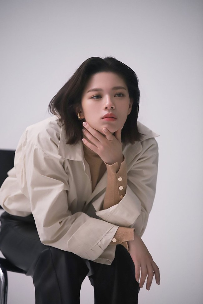 Namun, tak lama setelah memulai promosi ‘Alcohol Free’, Jeongyeon membuat penggemar khawatir karena terlihat kesakitan di acara musik Inkigayo. Ia beberapa kali mengerutkan kening dan menggigit bibirnya di atas panggung. Foto: dok Marie Claire