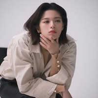 Namun, tak lama setelah memulai promosi ‘Alcohol Free’, Jeongyeon membuat penggemar khawatir karena terlihat kesakitan di acara musik Inkigayo. Ia beberapa kali mengerutkan kening dan menggigit bibirnya di atas panggung. Foto: dok Marie Claire