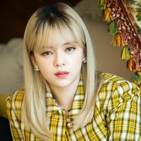 Penampilan Jeongyeon TWICE baru-baru ini menjadi perbincangan di forum online. Vokalis TWICE itu terlihat lebih berisi karena sempat hiatus di era ‘Eyes Wide Open’ setelah didiagnosa dengan anxiety disorder. Foto: dok Naver x Dispatch