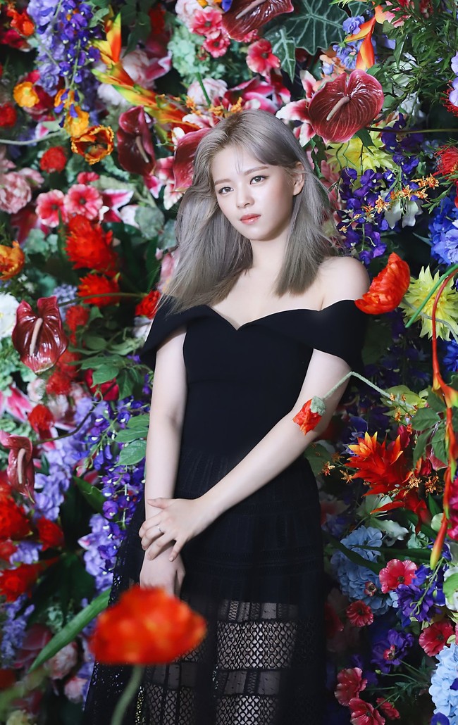 Jeongyeon TWICE melewatkan semua penampilan selama promosi lagu ‘I Can’t Stop Me’, konser online, maupun acara akhir tahun. Idol KPop berumur 24 tahun itu dikabarkan pulang ke rumah orang tuanya. Foto: dok JYP Entertainment