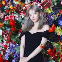 Jeongyeon TWICE melewatkan semua penampilan selama promosi lagu ‘I Can’t Stop Me’, konser online, maupun acara akhir tahun. Idol KPop berumur 24 tahun itu dikabarkan pulang ke rumah orang tuanya. Foto: dok JYP Entertainment