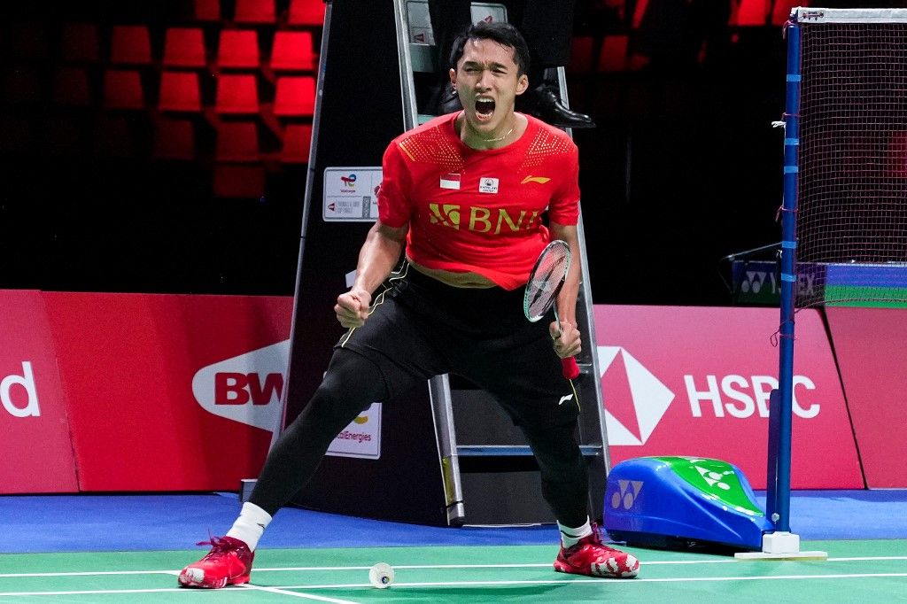 Indonesia's Jonatan Christie celebrates after winning the men's single match in the Thomas Cup mens team final match between China and Indonesia, in Aarhus , Denmark, on October 17, 2021. (Photo by Claus Fisker / Ritzau Scanpix / AFP) / Denmark OUT