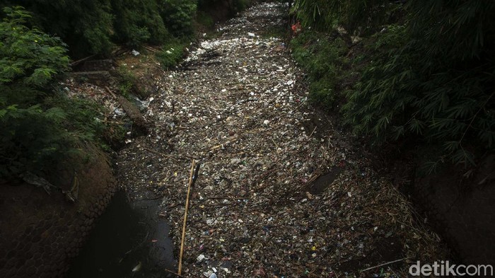 Sampah rumah tangga menutupi aliran kali di Jatimulya, Tambun, Kabupaten Bekasi, Senin (18/10/2021). Begini penampakannya.